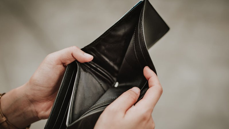 Hände öffnen ein leeres Portemonnaie. | Bild: stock.adobe.com/interstid Hände öffnen ein leeres Portemonnaie.