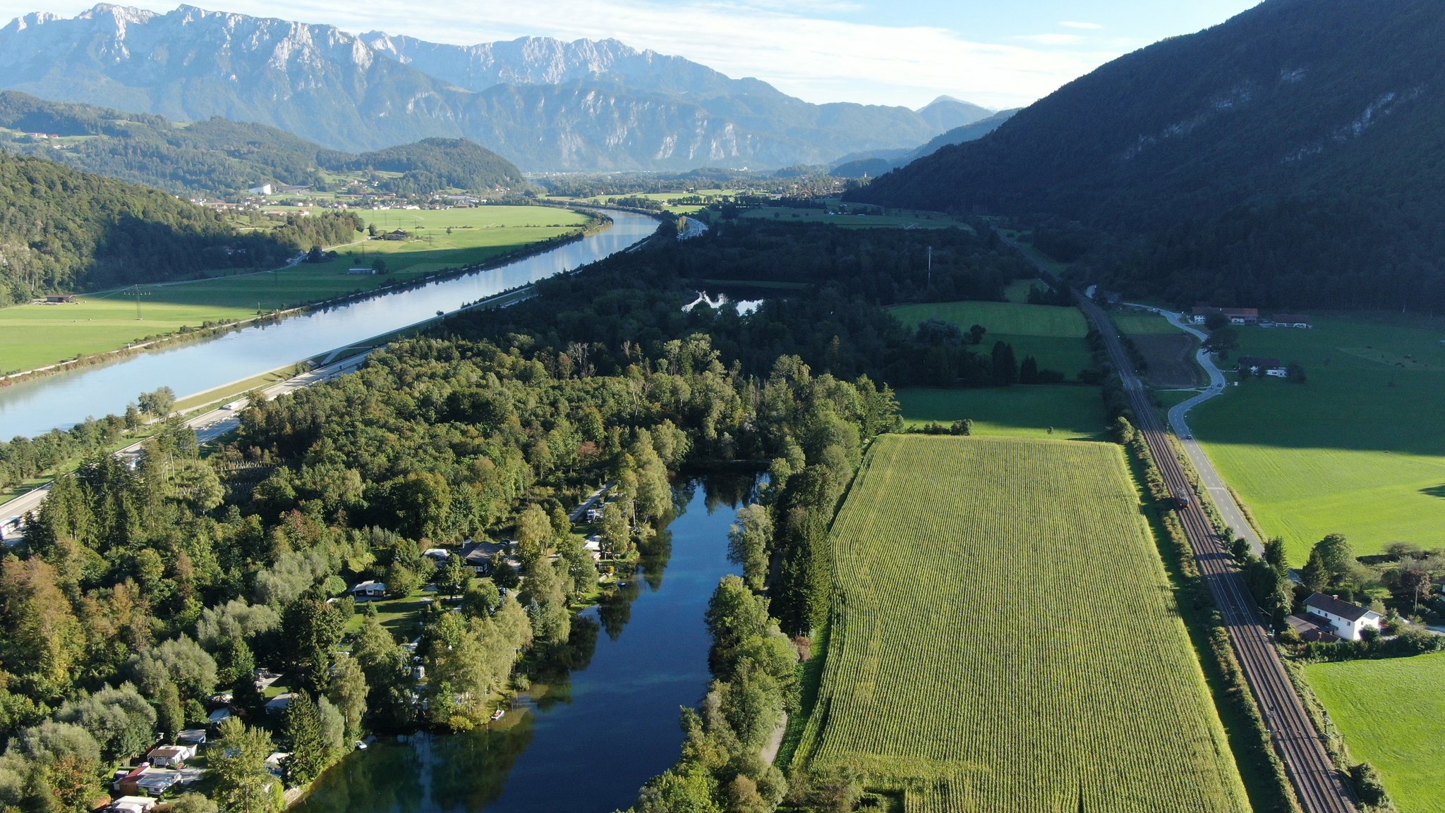 Das Inntal zwischen Flintsbach und Oberaudorf; am linken Bildrand die A93, der Wildbarren am rechten Bildrand