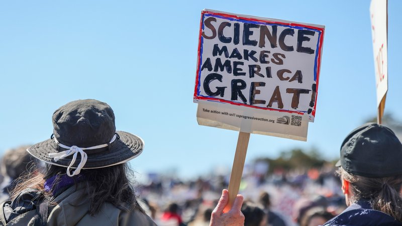 (Symbolbild) In Washington D.C. haben im März tausende Menschen aus Wissenschaft und Forschung gegen Trumps Politik demonstriert. | Bild: dpa/pa/Sipa USA/Robyn Stevens Brody (Symbolbild) In Washington D.C. haben im März tausende Menschen aus Wissenschaft und Forschung gegen Trumps Politik demonstriert.
