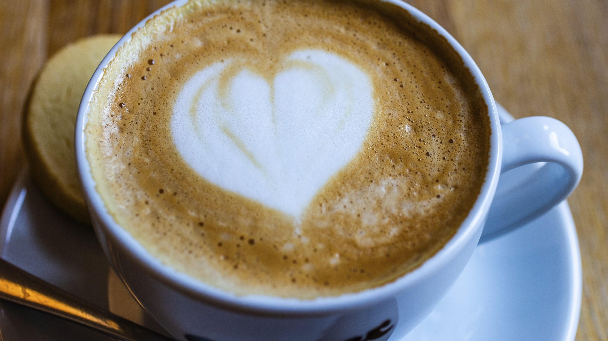 Ist Kaffee gesund fürs Herz? Neue Studien widersprechen seinem lange schlechten Ruf. Pro Kopf trinken die Deutschen rund 160 Liter im Jahr.