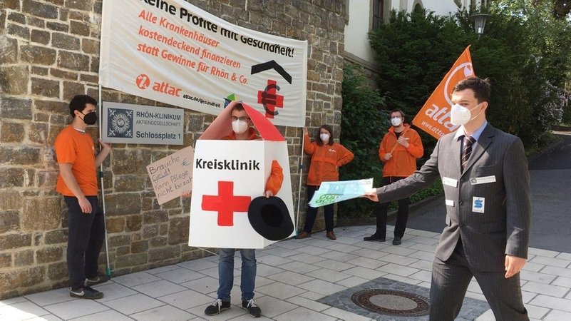 Die Nichtregierungsorganisation Attac protestiert am Hauptsitz des Klinikkonzerns in Bad Neustadt an der Saale
