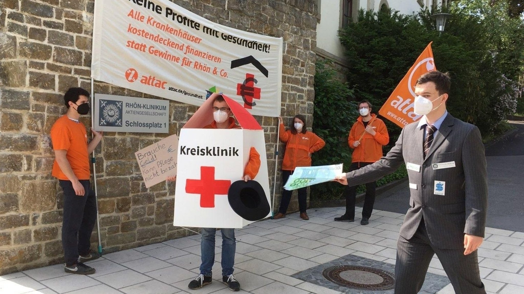 Die Nichtregierungsorganisation Attac protestiert am Hauptsitz des Klinikkonzerns in Bad Neustadt an der Saale