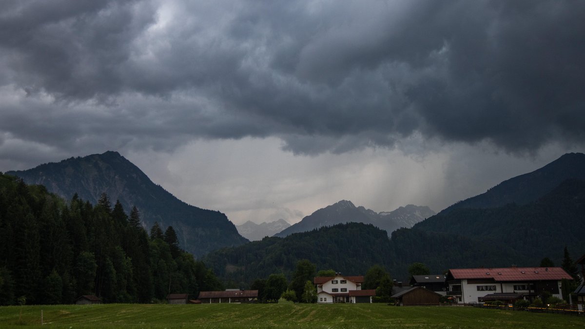 (Symbolbild) Der Deutsche Wetterdienst warnt vor schweren Gewittern in Schwaben.