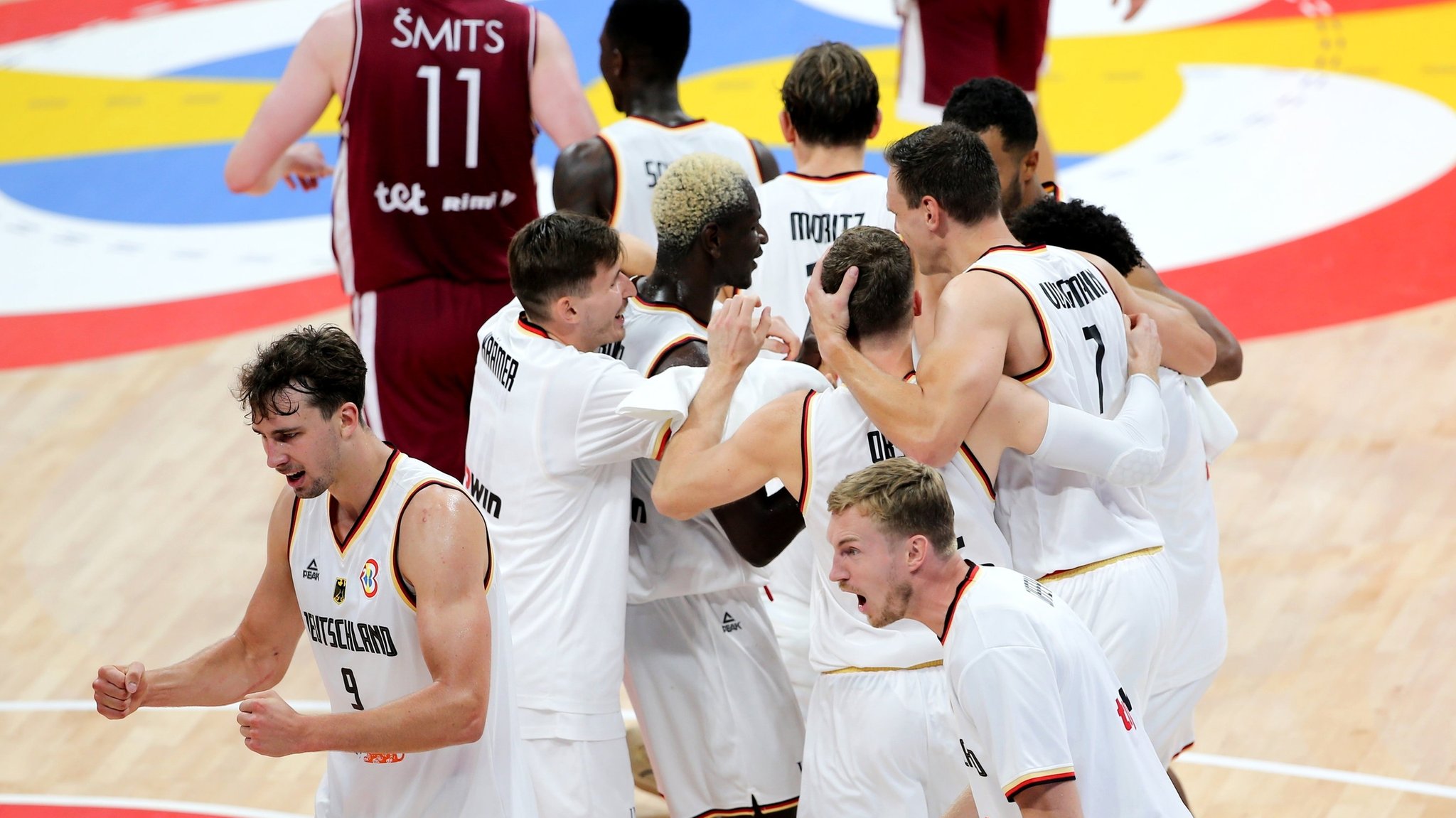 06.09.2023, Philippinen, Manila: Basketball: WM, Deutschland - Lettland, K.o.-Runde, Viertelfinale: Deutschlands Franz Wagner (l) und Niels Giffey (r) und ihre Teamgefährten jubeln nach dem Sieg. (zu dpa: «Dank Kanada: Basketballer für Olympia in Paris qualifiziert») Foto: Matthias Stickel/dpa +++ dpa-Bildfunk +++