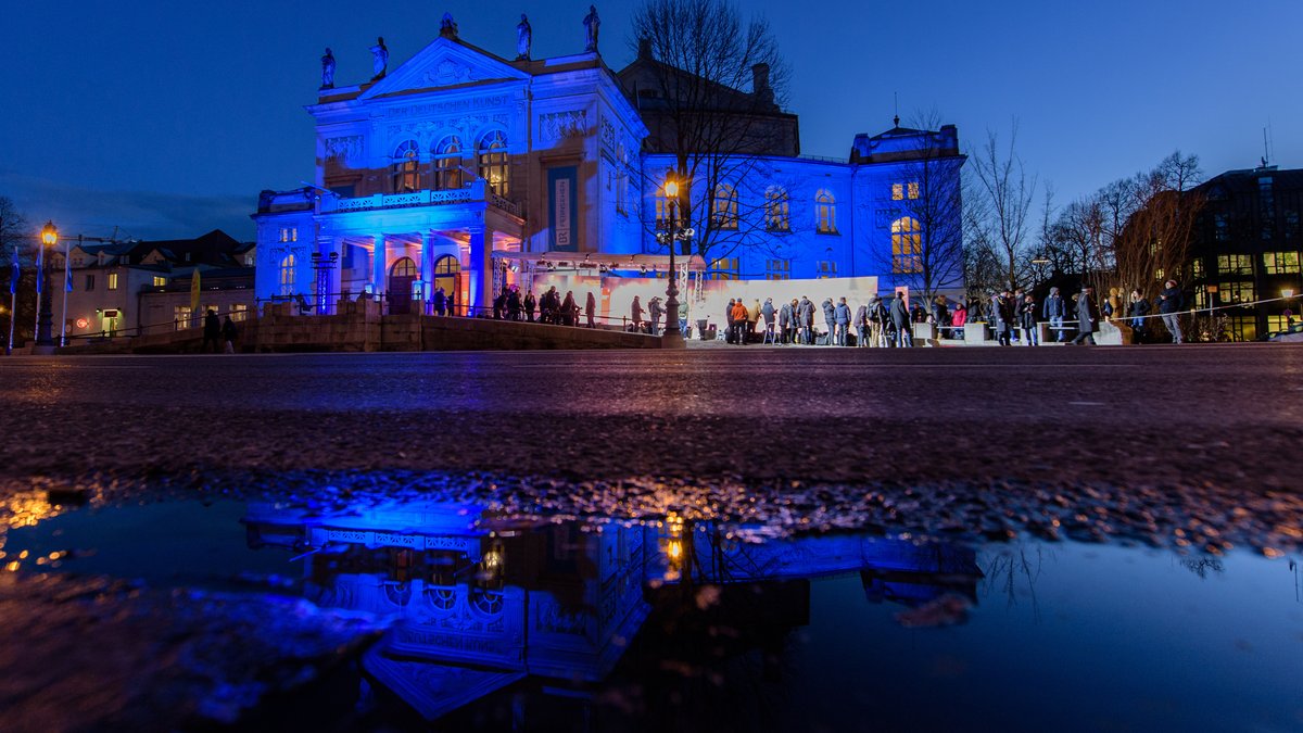 Das Prinzregententheater in München (Bayern), hier im Jahr 2018 anlässlich der Verleihung des Bayerischen Filmpreises mit blauem Licht angestrahlt.