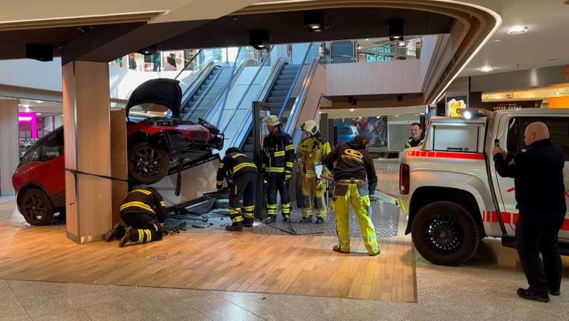 Unfallauto im Olympia-Einkaufszentrum