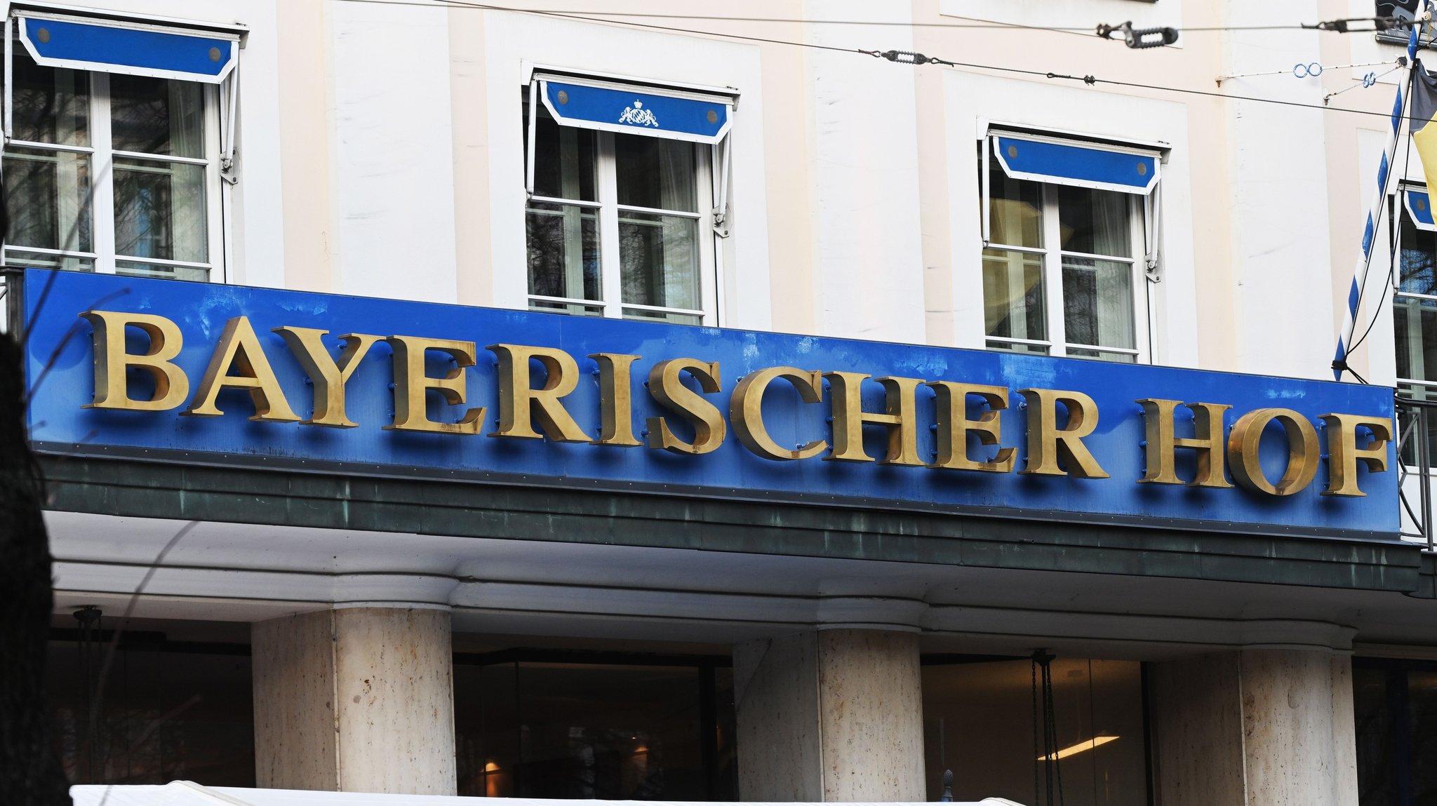 Blick auf ein Schild am Hotel Bayerischer Hof in München. | Bild: dpa-Bildfunk/Felix Hörhager Blick auf ein Schild am Hotel Bayerischer Hof in München.