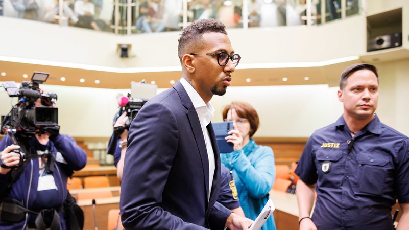 Zu sehen ist Jérôme Boateng im Gerichtssaal. | Bild: dpa-Bildfunk/Matthias Balk Zu sehen ist Jérôme Boateng im Gerichtssaal.