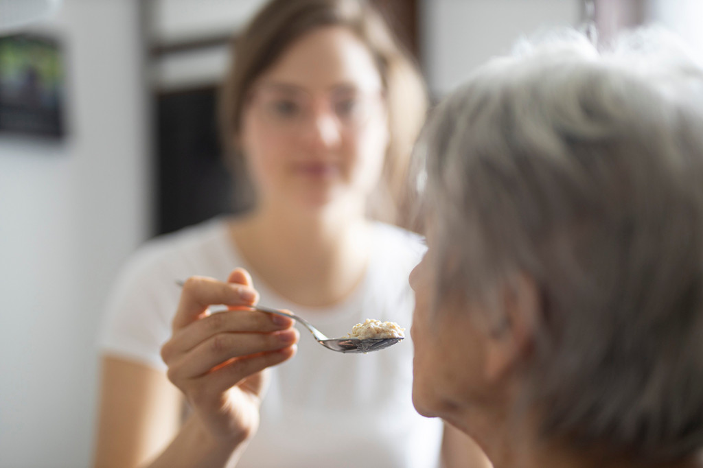 Eine Seniorin wird gefüttert (Symbolbild)