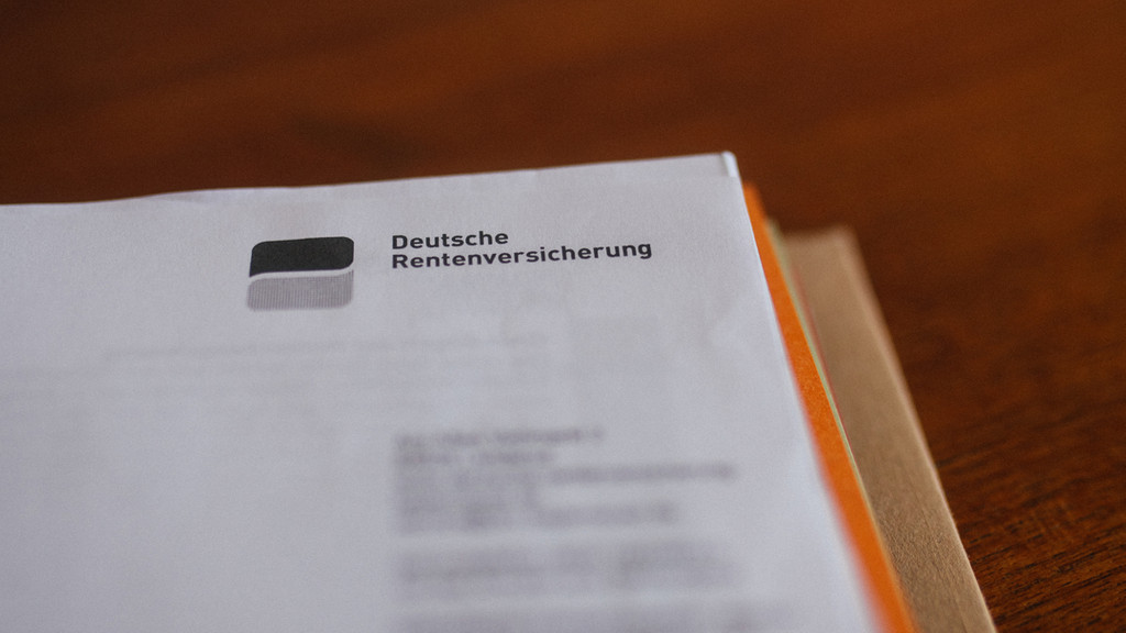 Ein Brief der Deutschen Rentenversicherung in einem Ordner