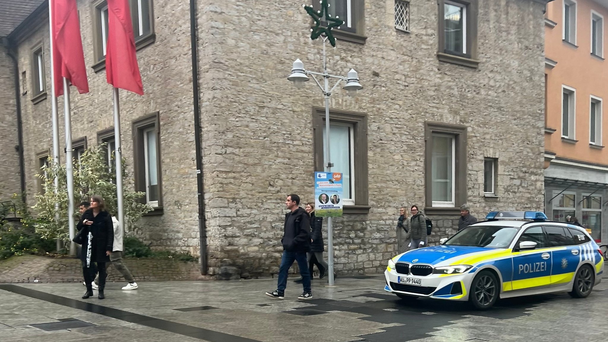 Ein Polizeiauto vor der Bank-Filiale am Schweinfurter Roßmarkt