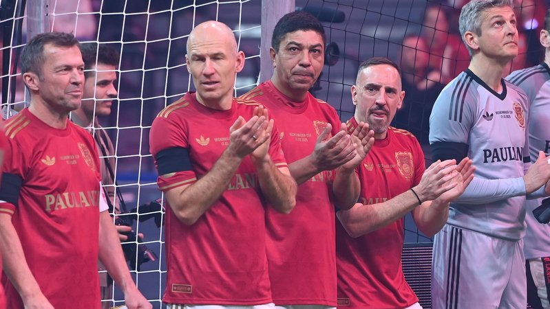 Legenden, wohin das Auge blickt: v. links - Lothar Matthäus, Arjen Robben, Giovane Elber, Franck Ribery und Hans-Jörg Butt | Bild: picture-alliance / dpa Legenden, wohin das Auge blickt: v. links - Lothar Matthäus, Arjen Robben, Giovane Elber, Franck Ribery und Hans-Jörg Butt