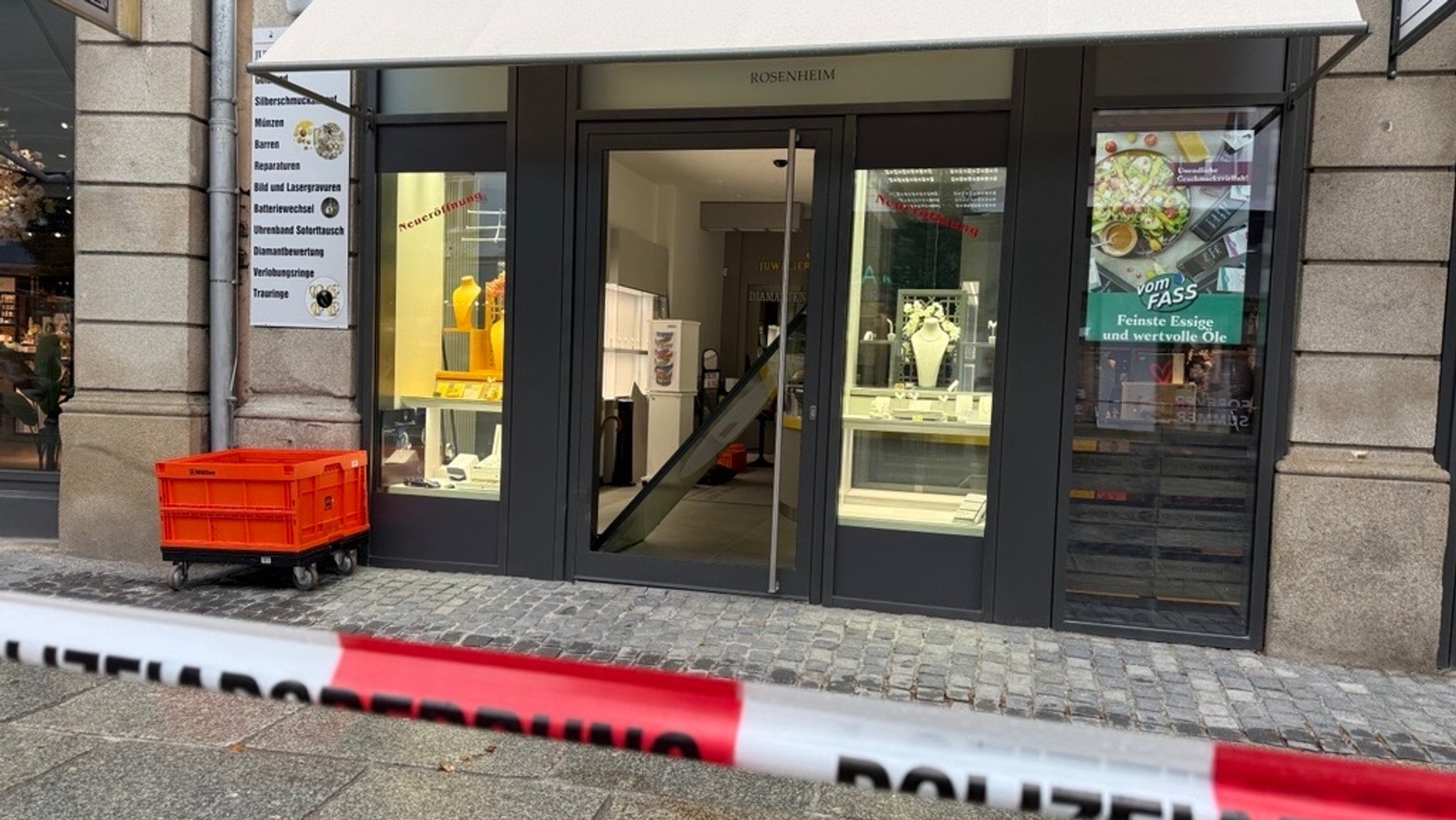 Die beschädigte Eingangstür des Juweliergeschäfts in Rosenheim | Bild: Dagmar Bohrer-Glas/BR Die beschädigte Eingangstür des Juweliergeschäfts in Rosenheim