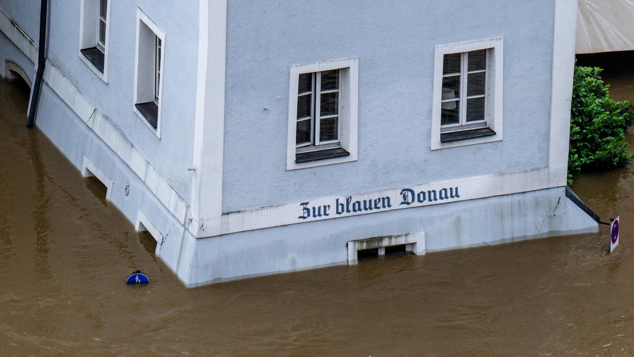 Ein Haus ist überflutet (Archivbild)