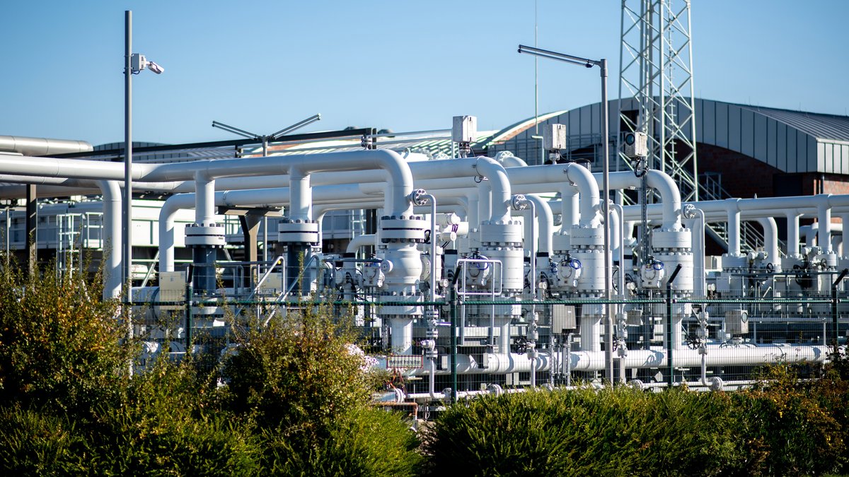 Technische Anlagen stehen auf dem Gelände der Gasspeicheranlage Huntorf des Energieversorgers EWE AG. In der Speicheranlage Huntorf befinden sich sieben Kavernen zur Speicherung von L-Gas.