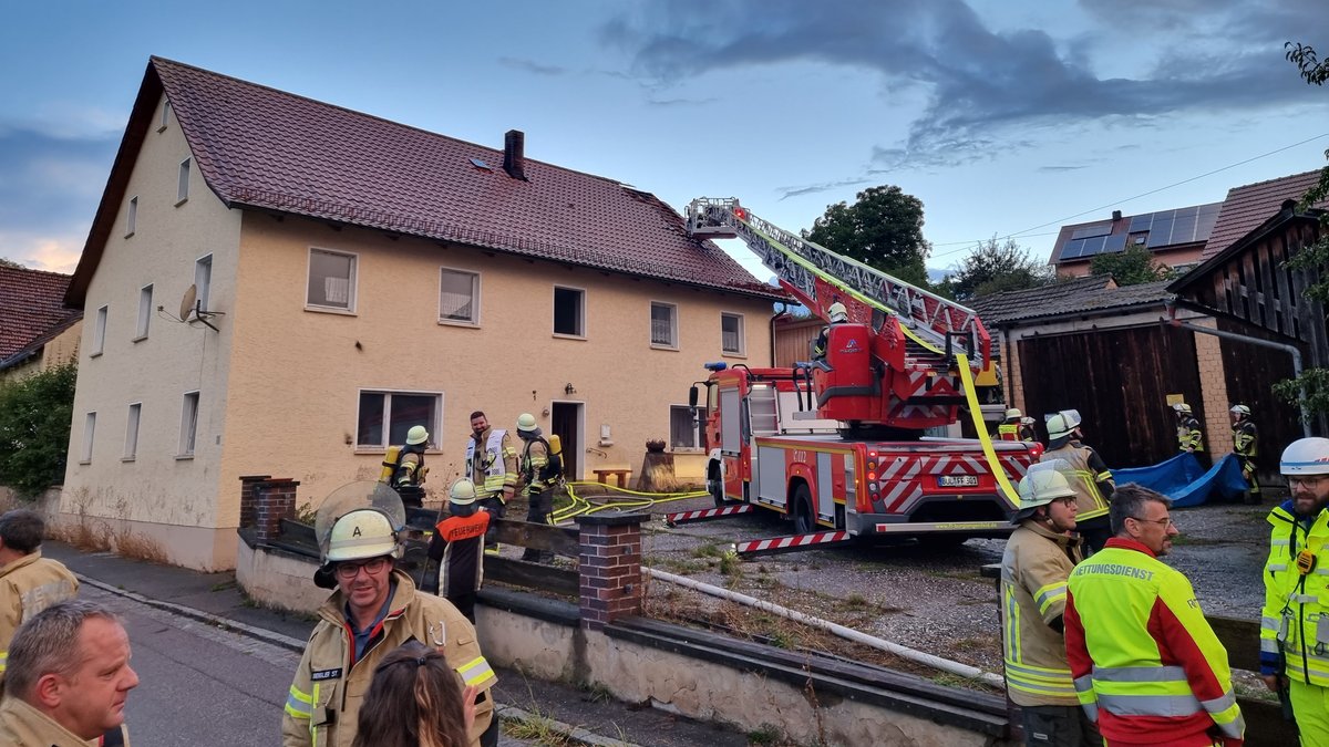 Die Feuerwehr löscht einen Dachstuhlbrand nach einem Blitzeinschlag in Kallmünz im Kreis Regensburg