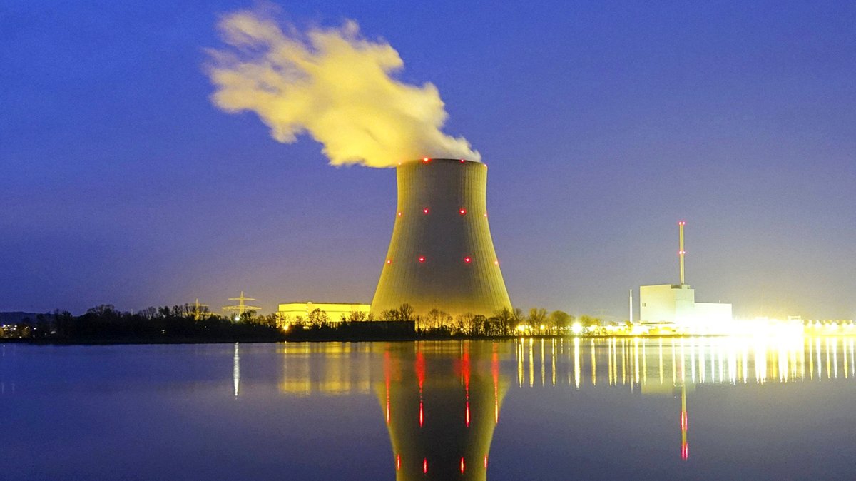 Atomkraftwerk Ohu bei Landshut in Bayern bei Nacht