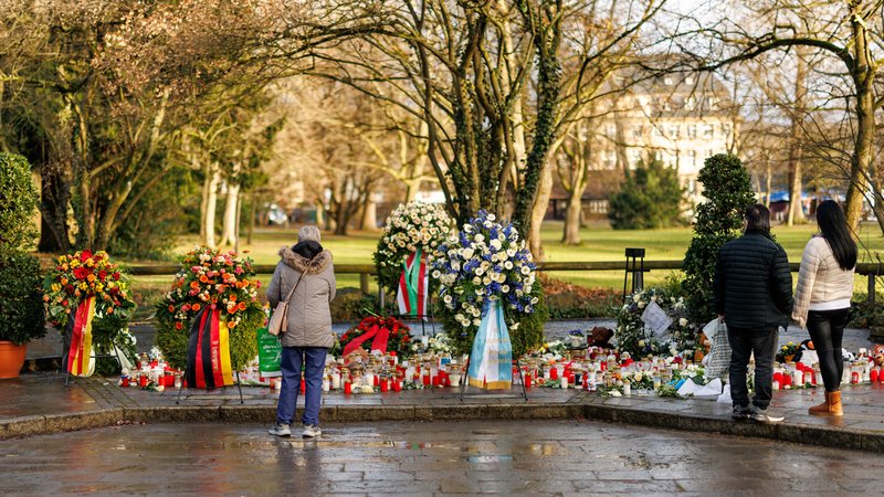 Kränze, Kerzen und Blumen sind im Park Schöntal in Gedenken an die Opfer des tödlichen Messerangriffs aufgestellt. | Bild: picture alliance/dpa | Daniel Karmann Kränze, Kerzen und Blumen sind im Park Schöntal in Gedenken an die Opfer des tödlichen Messerangriffs aufgestellt.