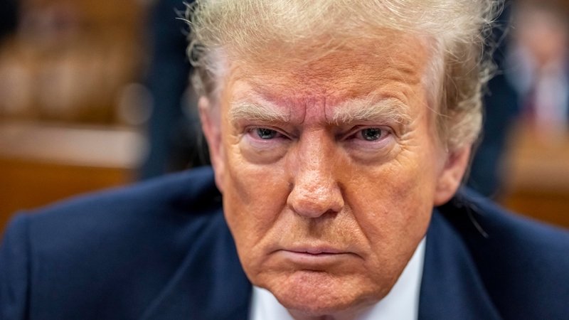 Trump Prozess in New York: Früher Chef, heute Feind. Die Aussage von Michael D. Cohen am gestrigen Montag war vielleicht die wichtigste im gesamten Prozess gegen Ex-Präsident Donald Trump. Hat sie Trump so schwer belastet, dass er dafür ins Gefängnis muss? | Bild: dpa-Bildfunk/Mark Peterson Trump Prozess in New York: Früher Chef, heute Feind. Die Aussage von Michael D. Cohen am gestrigen Montag war vielleicht die wichtigste im gesamten Prozess gegen Ex-Präsident Donald Trump. Hat sie Trump so schwer belastet, dass er dafür ins Gefängnis muss?