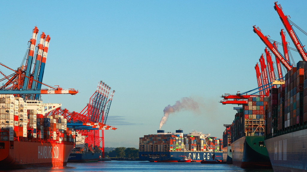Ein Containerschiff legt am Containerterminal Eurogate im Waltershofer Hafen in Hamburg an.