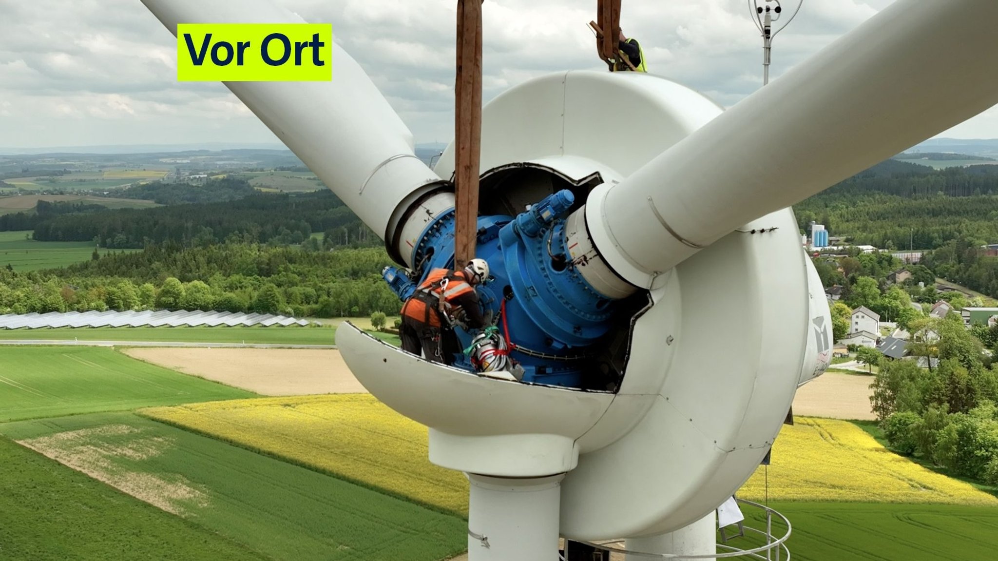 Arbeiter schraubt am Rotor eines Windrads. | Bild: BR/Andreas Hübner Arbeiter schraubt am Rotor eines Windrads.