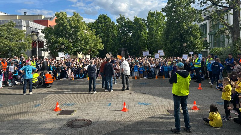 Viele Menschen hielten Schilder in die Luft. | Bild: BR/ Laura Nadler Viele Menschen hielten Schilder in die Luft.