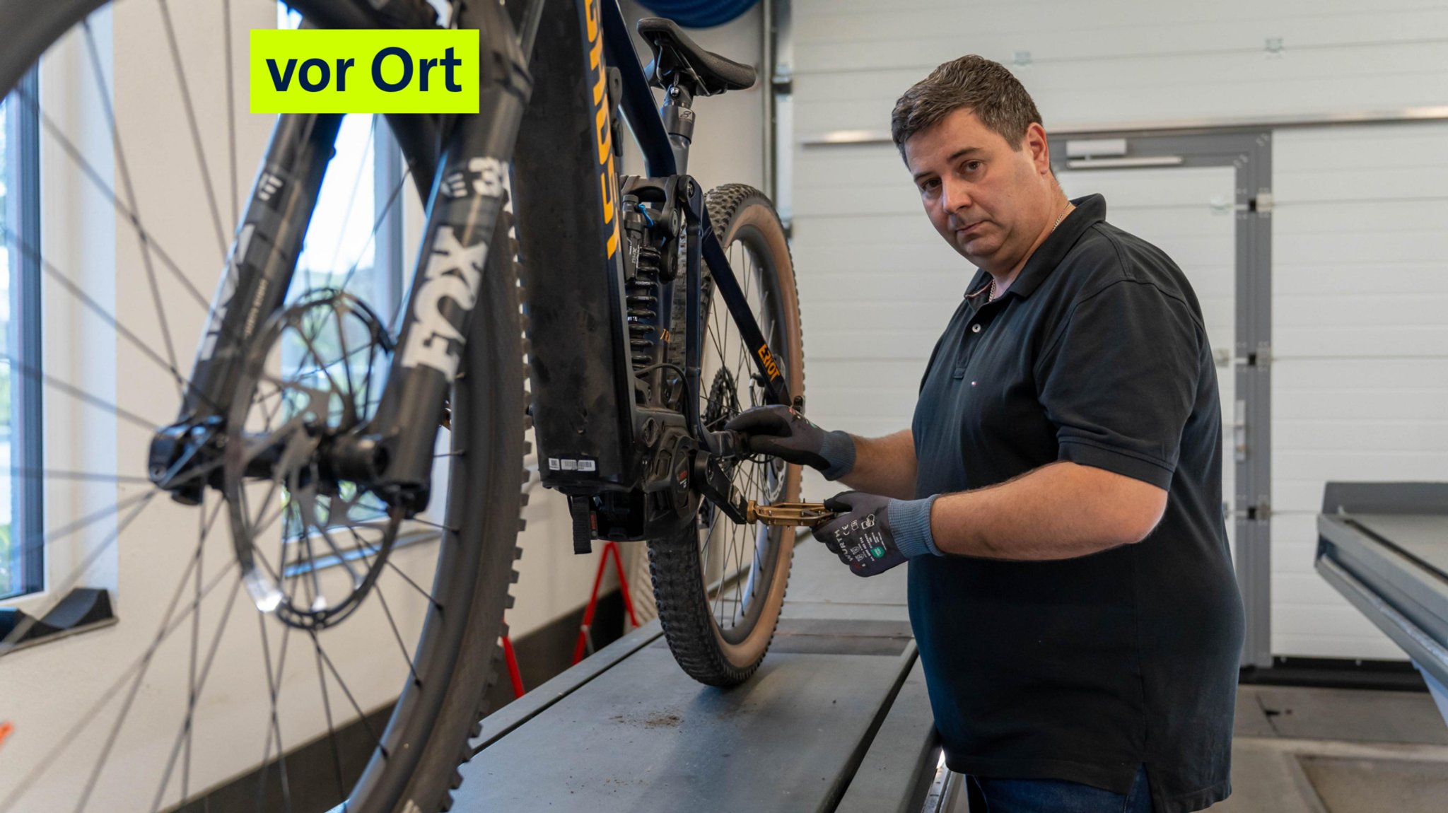 Ein Mann bewegt das Pedal eines E-Bikes | Bild: BR/ Henry Lai Ein Mann bewegt das Pedal eines E-Bikes