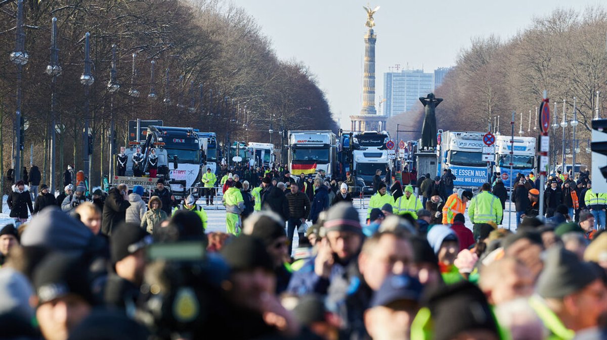 Zahlreiche Menschen nehmen am 19.01.2024 an einer Protestveranstaltung von Lkw-Fahrern in Berlin teil.