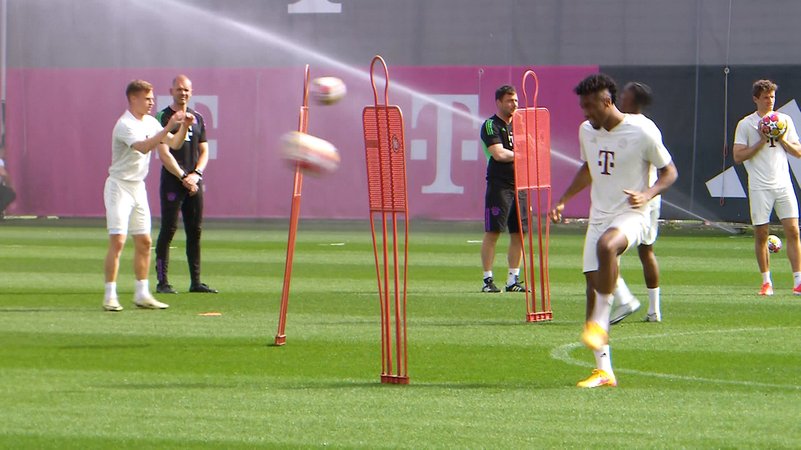 Die Mannschaft des FC Bayern beim Training vor dem Viertelfinal-Hinspiel der Fußball-Champions League gegen Arsenal London.