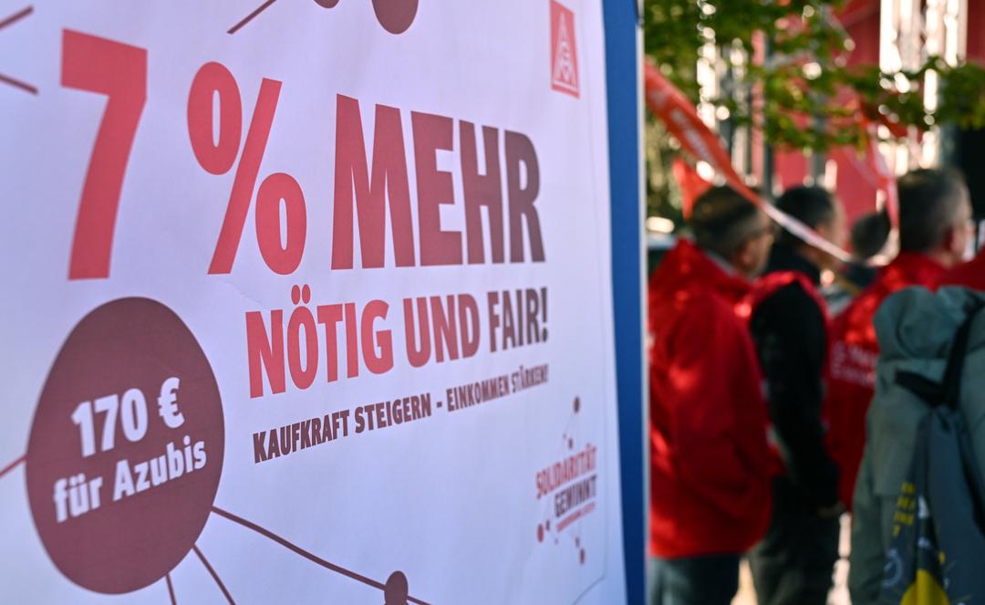 Auf einem Plakat der Tarifverhandlungen in der Metall- und Elektroindustrie ist der Slogan "7% Mehr, nötig und fair" zu lesen.