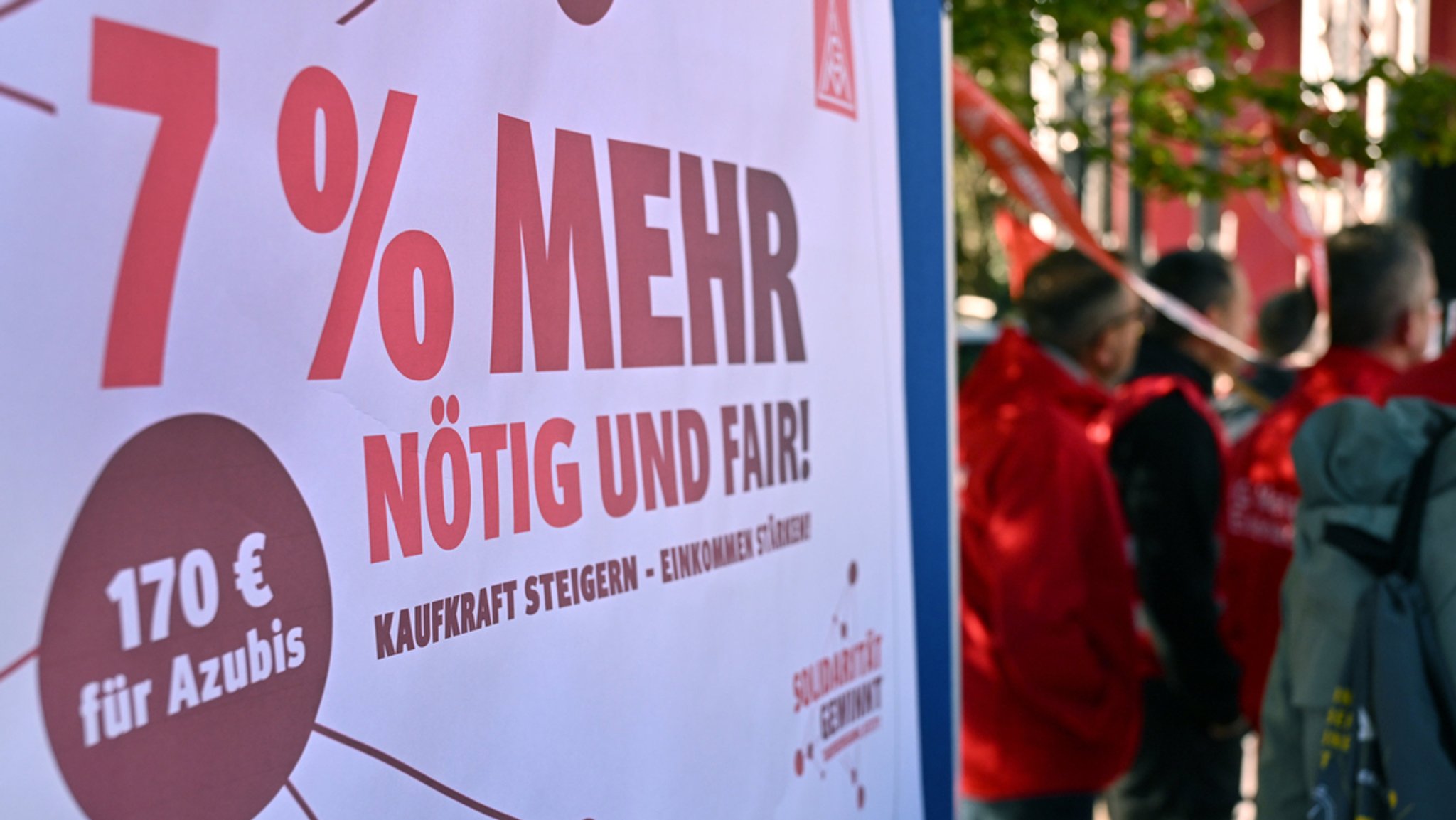 Auf einem Plakat der Tarifverhandlungen in der Metall- und Elektroindustrie ist der Slogan "7% Mehr, nötig und fair" zu lesen.