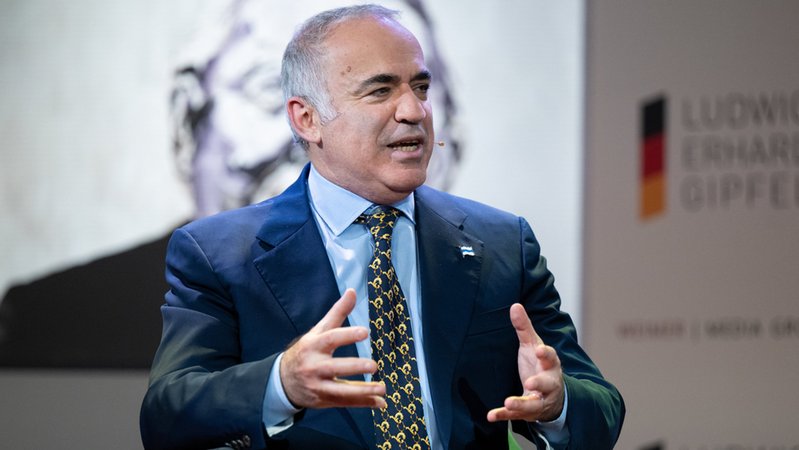 Kasparow: "Nur Krieg hält alles zusammen"