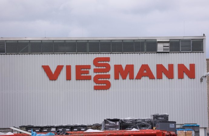 Eine Außenaufnahme des Viessmann-Werkes. Der hessische Heizungsbauer Viessmann verkauft seine Klimasparte einschließlich der lukrativen Wärmepumpen an den US-Konkurrenten Carrier Global. 
