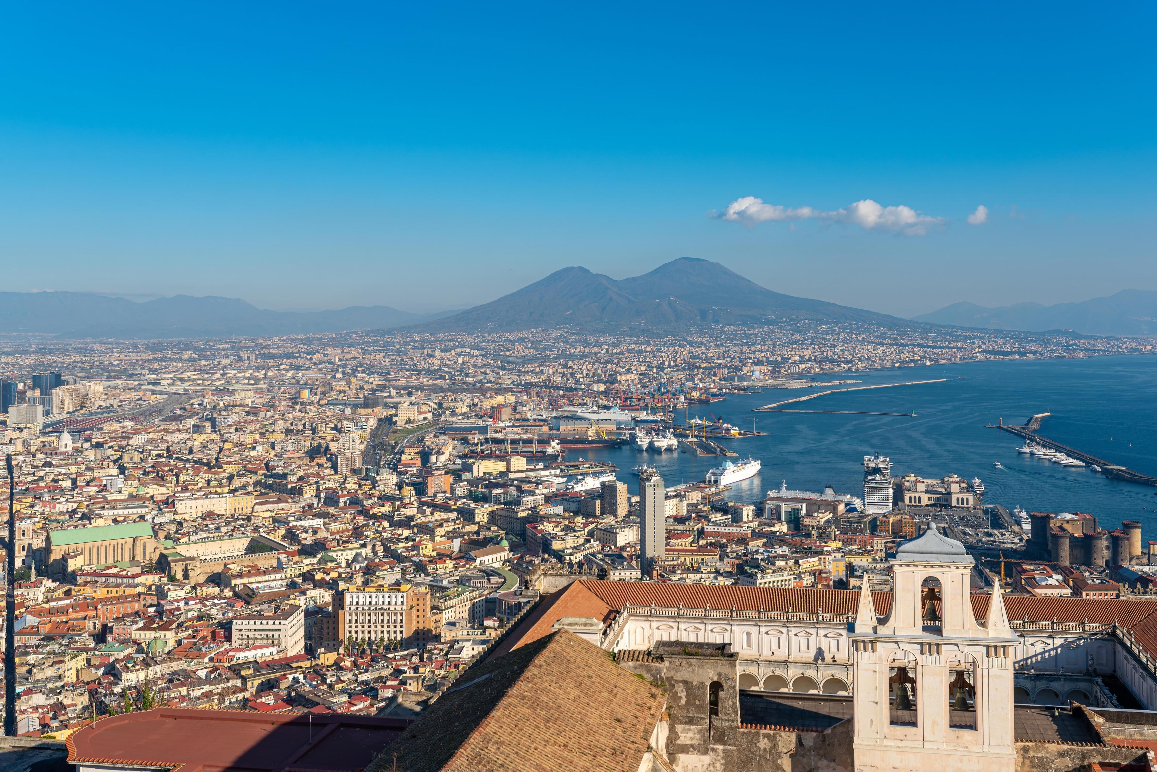 Der Vulkan Vesuv hinter der italienischen Stadt Neapel. Nicht nur dieser Vulkan bedroht die Großstadt, sondern auch die nahegelegenen Phlegräischen Felder - ein Supervulkan.