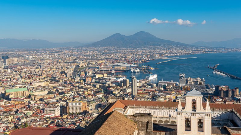 Der Vulkan Vesuv hinter der italienischen Stadt Neapel. Nicht nur dieser Vulkan bedroht die Großstadt, sondern auch die nahegelegenen Phlegräischen Felder - ein Supervulkan. | Bild: picture alliance / Zoonar | Stefan Laws Der Vulkan Vesuv hinter der italienischen Stadt Neapel. Nicht nur dieser Vulkan bedroht die Großstadt, sondern auch die nahegelegenen Phlegräischen Felder - ein Supervulkan.