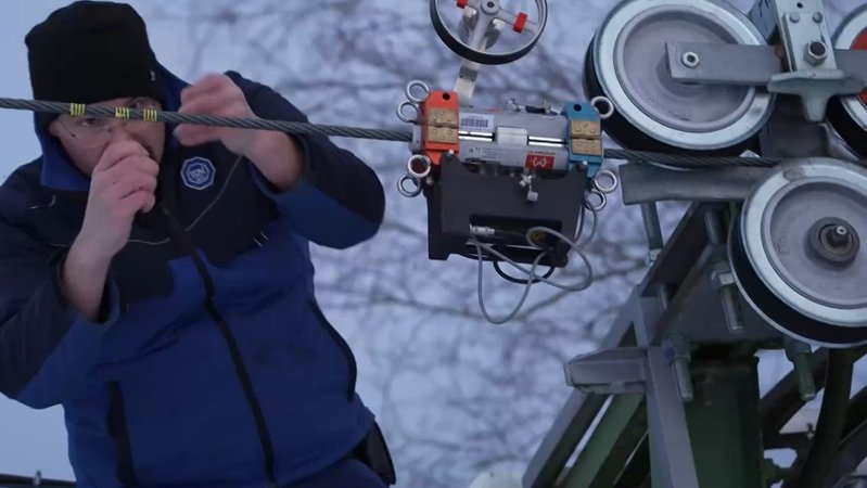 Ein TÜV-Prüfer untersucht das Drahtseil am Lift in Faistenoy. | Bild: BR Ein TÜV-Prüfer untersucht das Drahtseil am Lift in Faistenoy.