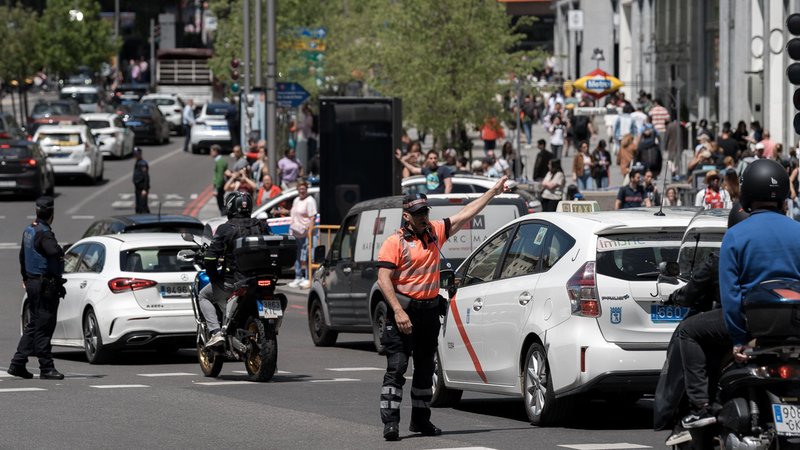 Stromausfall in Madrid - die Ampeln sind ausgefallen | Bild: picture alliance / Anadolu | Diego Radames Stromausfall in Madrid - die Ampeln sind ausgefallen