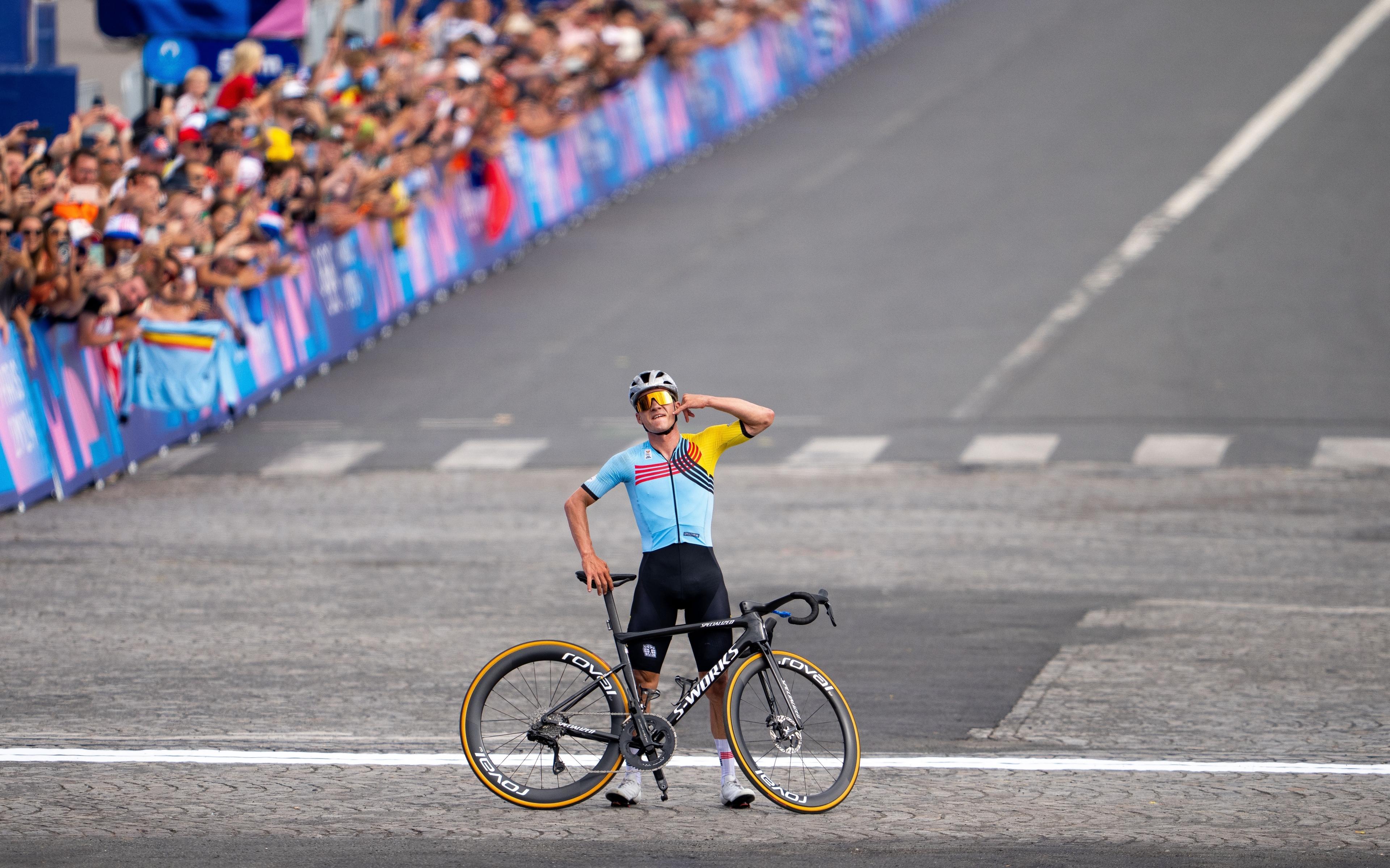 Remco Evenepoel (BEL, Gold) jubelt nach seinem Zieleinlauf zum Rad-Straßenrennen anl. der olympischen Spiele in Paris