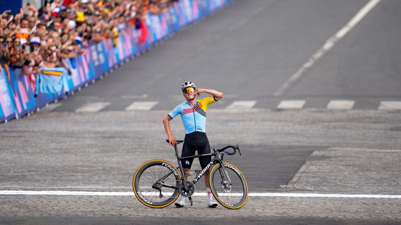 Remco Evenepoel (BEL, Gold) jubelt nach seinem Zieleinlauf zum Rad-Straßenrennen anl. der olympischen Spiele in Paris | Bild: picture alliance / GEORG HOCHMUTH / APA / Remco Evenepoel (BEL, Gold) jubelt nach seinem Zieleinlauf zum Rad-Straßenrennen anl. der olympischen Spiele in Paris