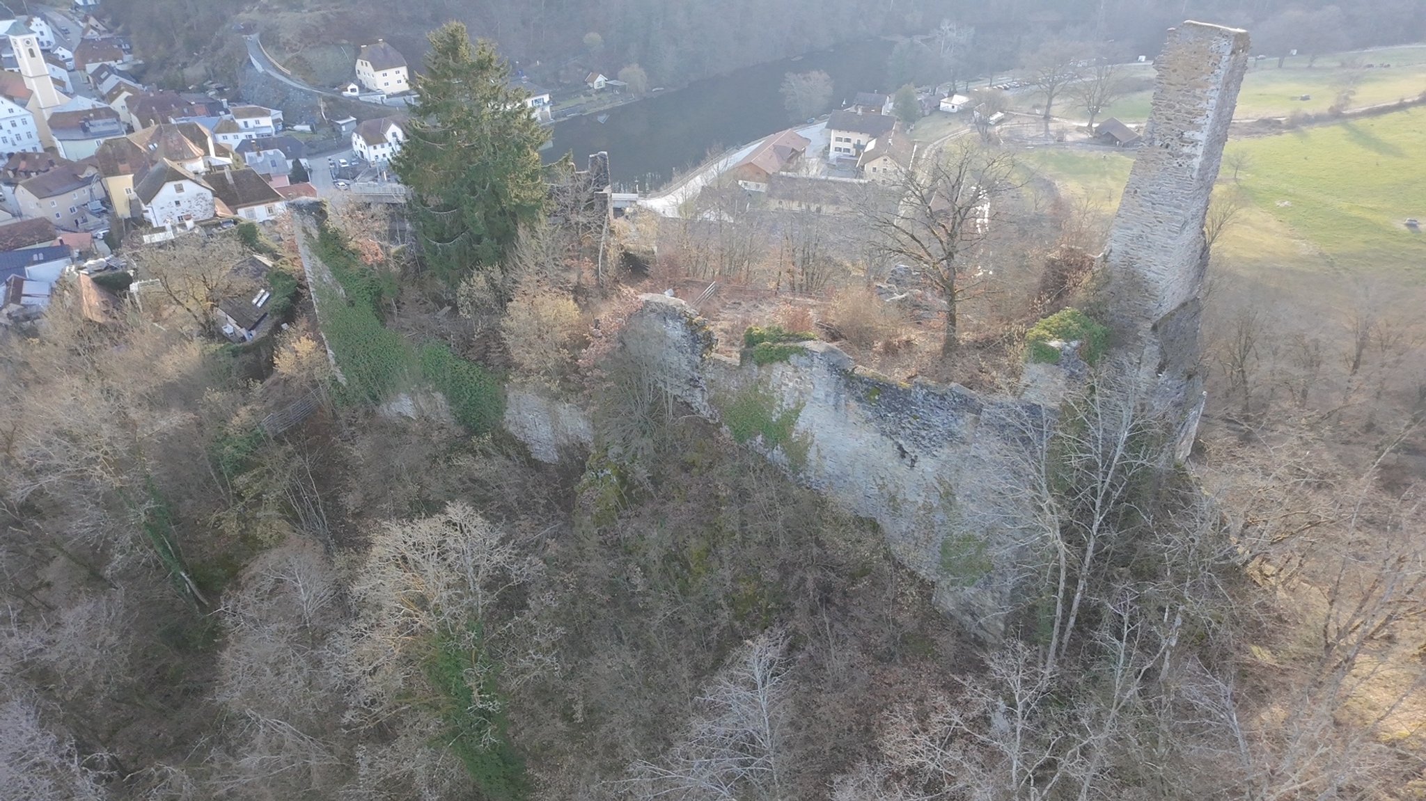 Die Halser Burgruine in Passau von oben | Bild: Maklerbüro Living Immo Die Halser Burgruine in Passau von oben