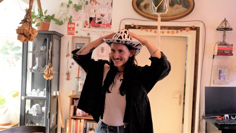 Taylor Swift-Fan Lukas setzt sich einen Hut auf | Bild: BR Taylor Swift-Fan Lukas setzt sich einen Hut auf