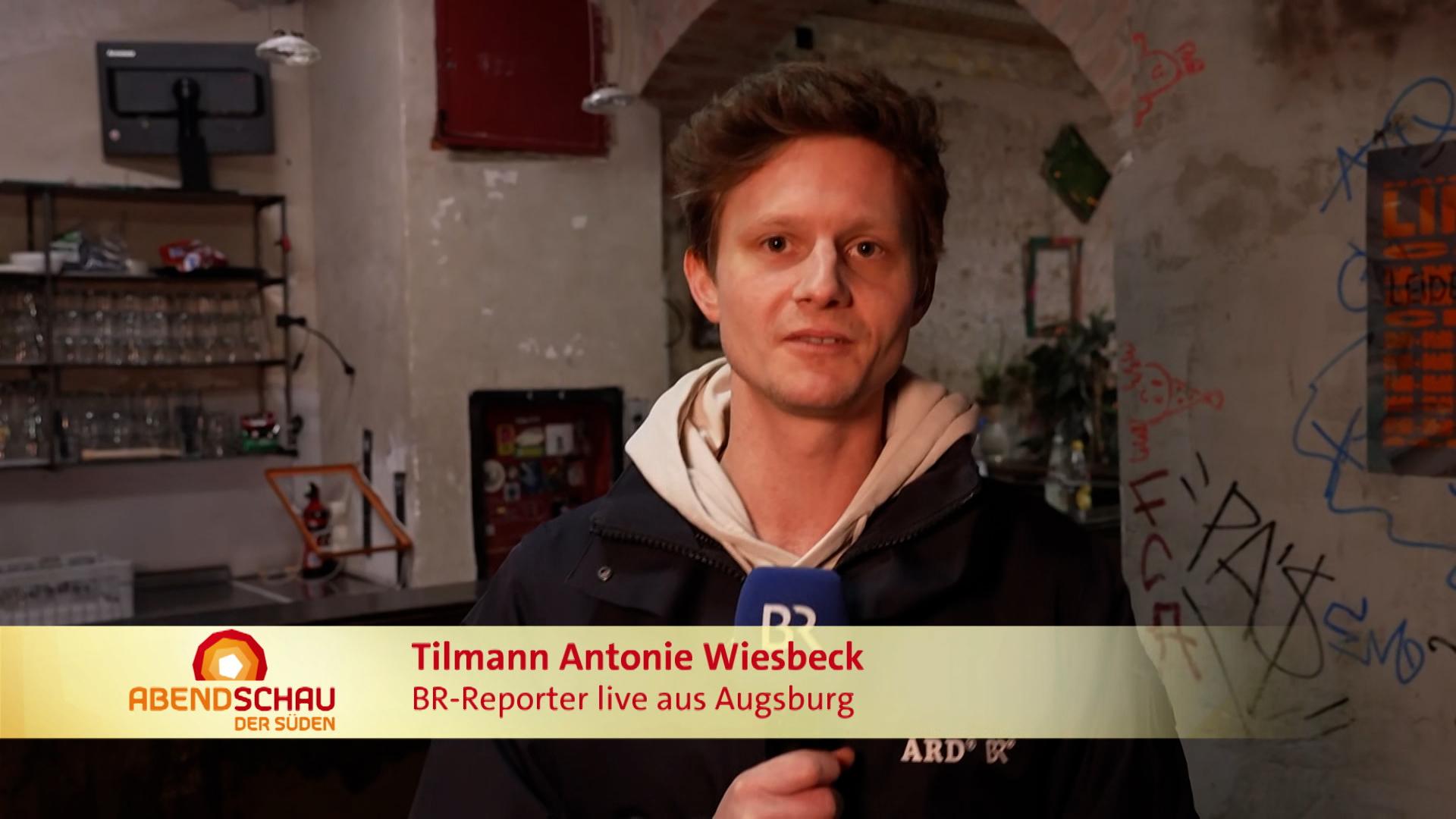 Eine Razzia am Samstagabend in einem Augsburger Club sorgt für Unmut. Tilmann Antonie Wiesbeck war vor Ort.