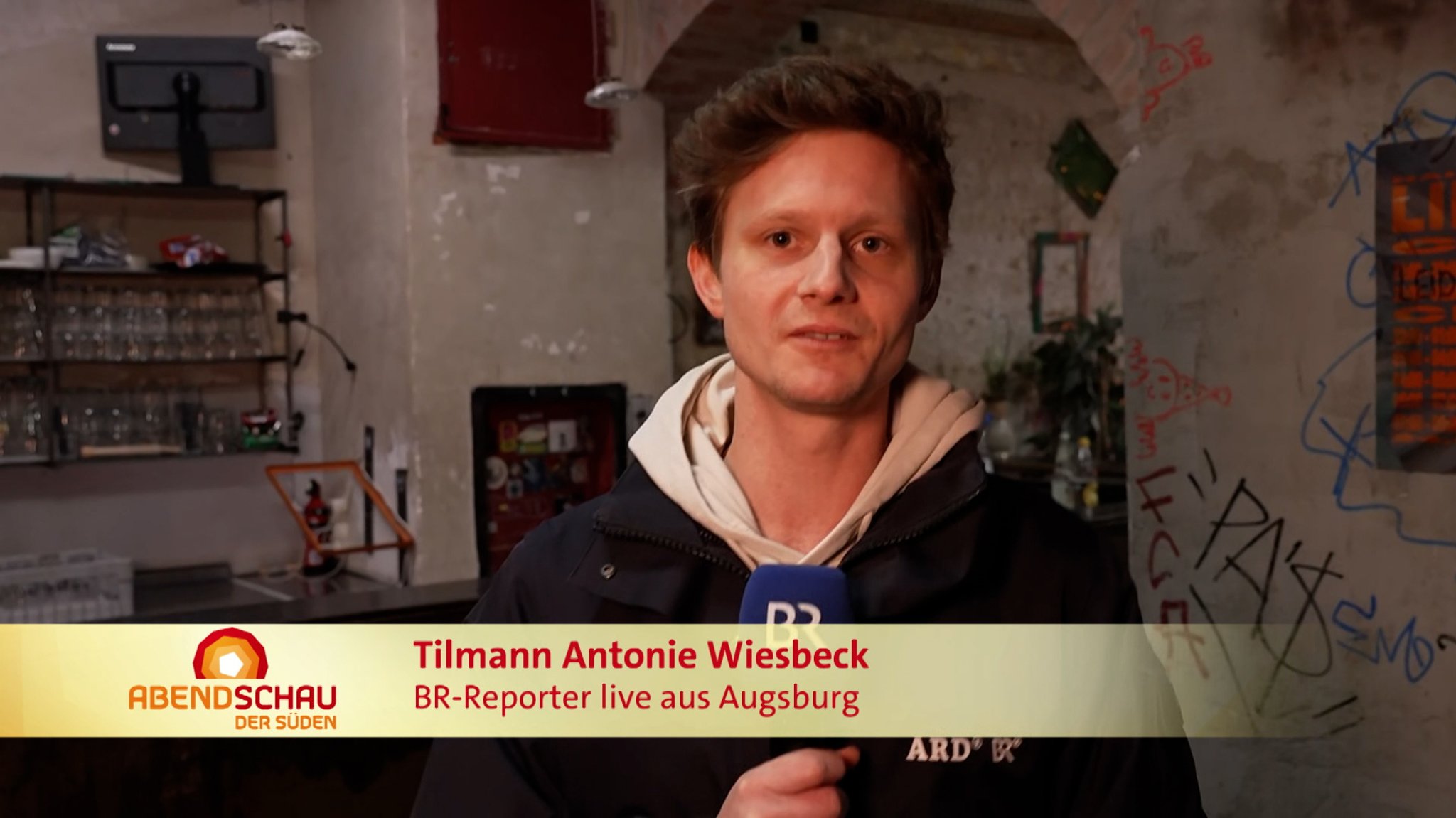 Eine Razzia am Samstagabend in einem Augsburger Club sorgt für Unmut. Tilmann Antonie Wiesbeck war vor Ort.