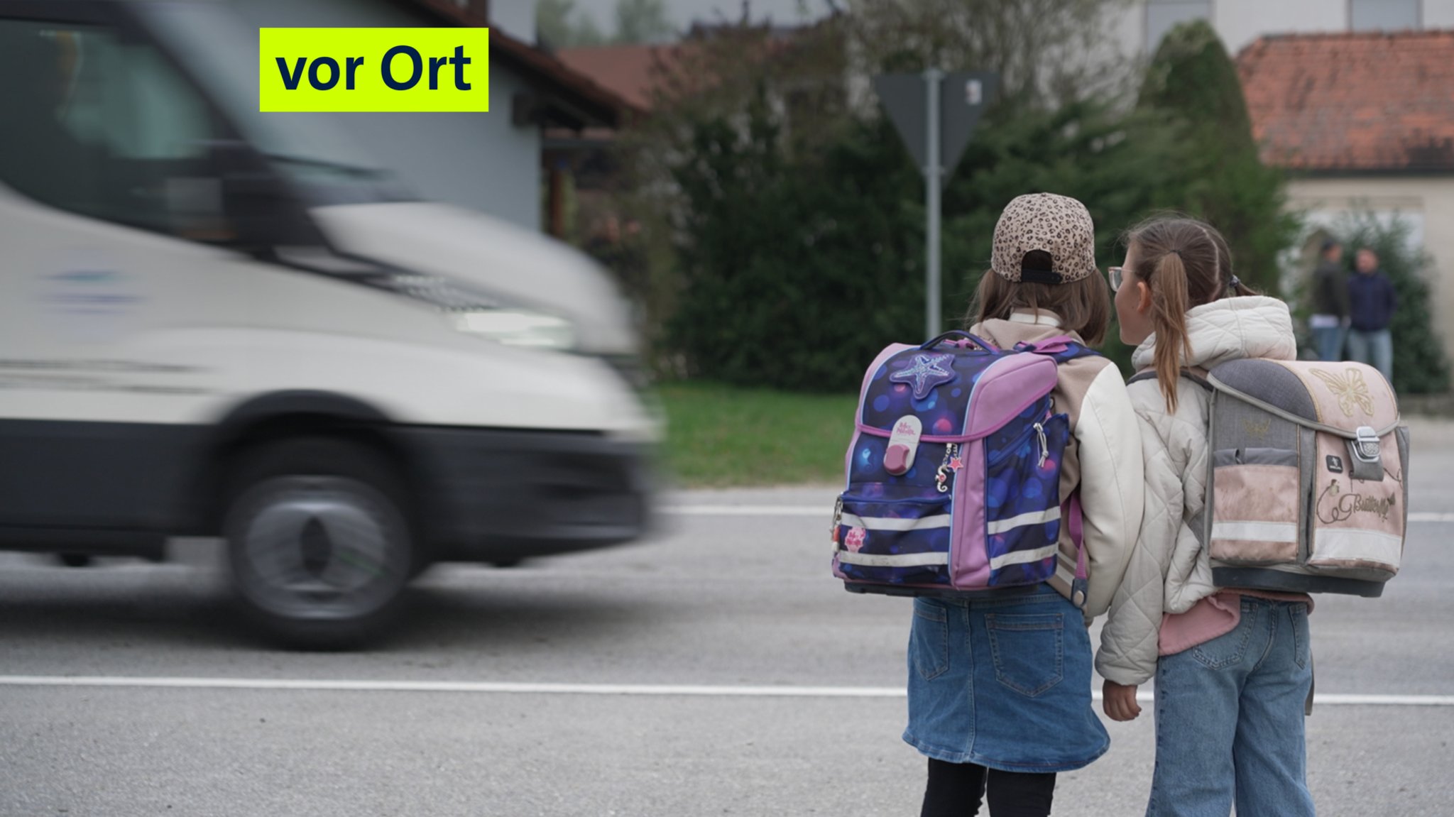 Schulkinder an einer Haltestelle | Bild: BR Schulkinder an einer Haltestelle