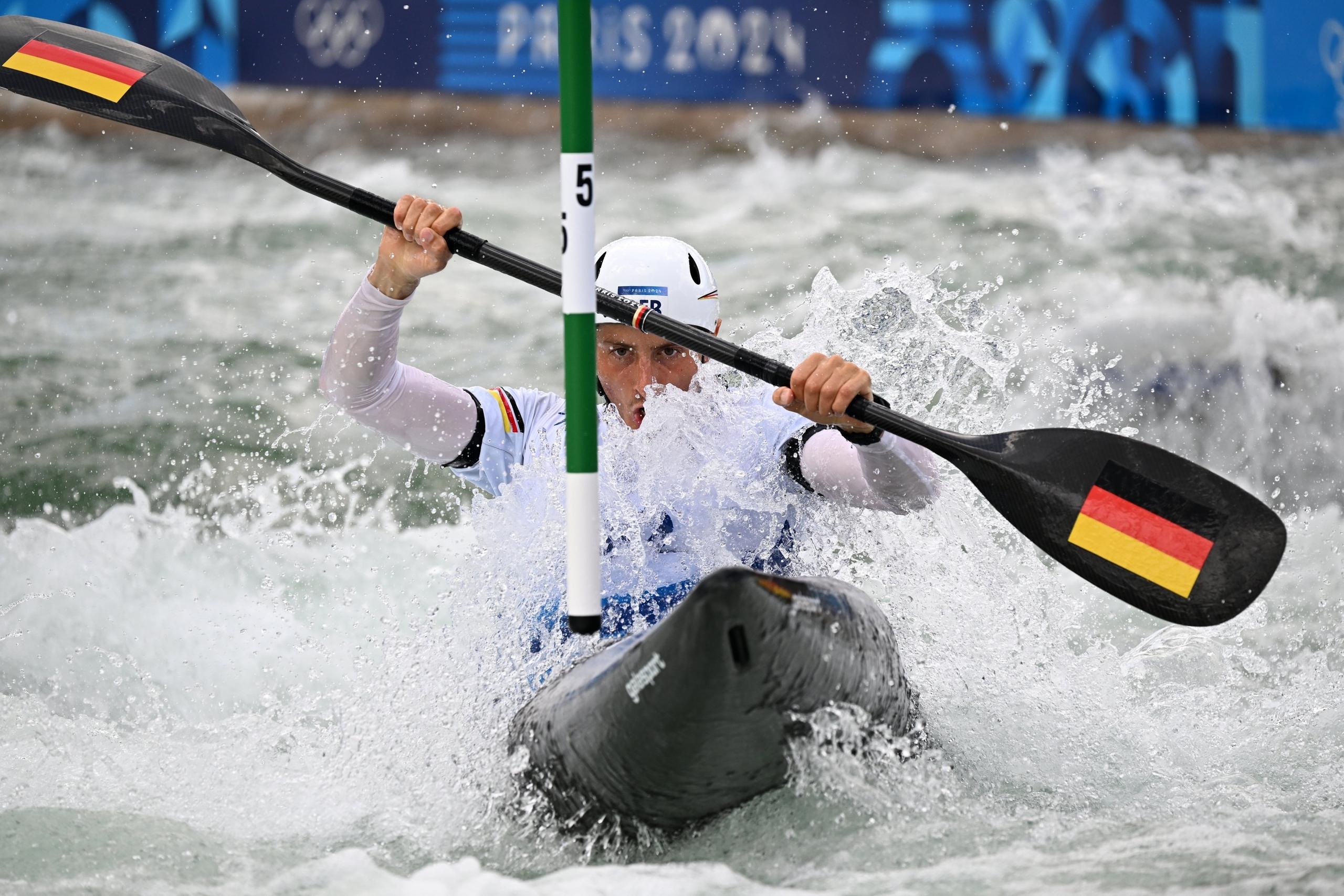 01.08.2024, Frankreich, Vaires-Sur-Marne: Olympia, Paris 2024, Kanu/Slalom, Kajak-Einer, Herren, Halbfinale, Noah Hegge aus Deutschland in Aktion. Foto: Sebastian Kahnert/dpa +++ dpa-Bildfunk +++