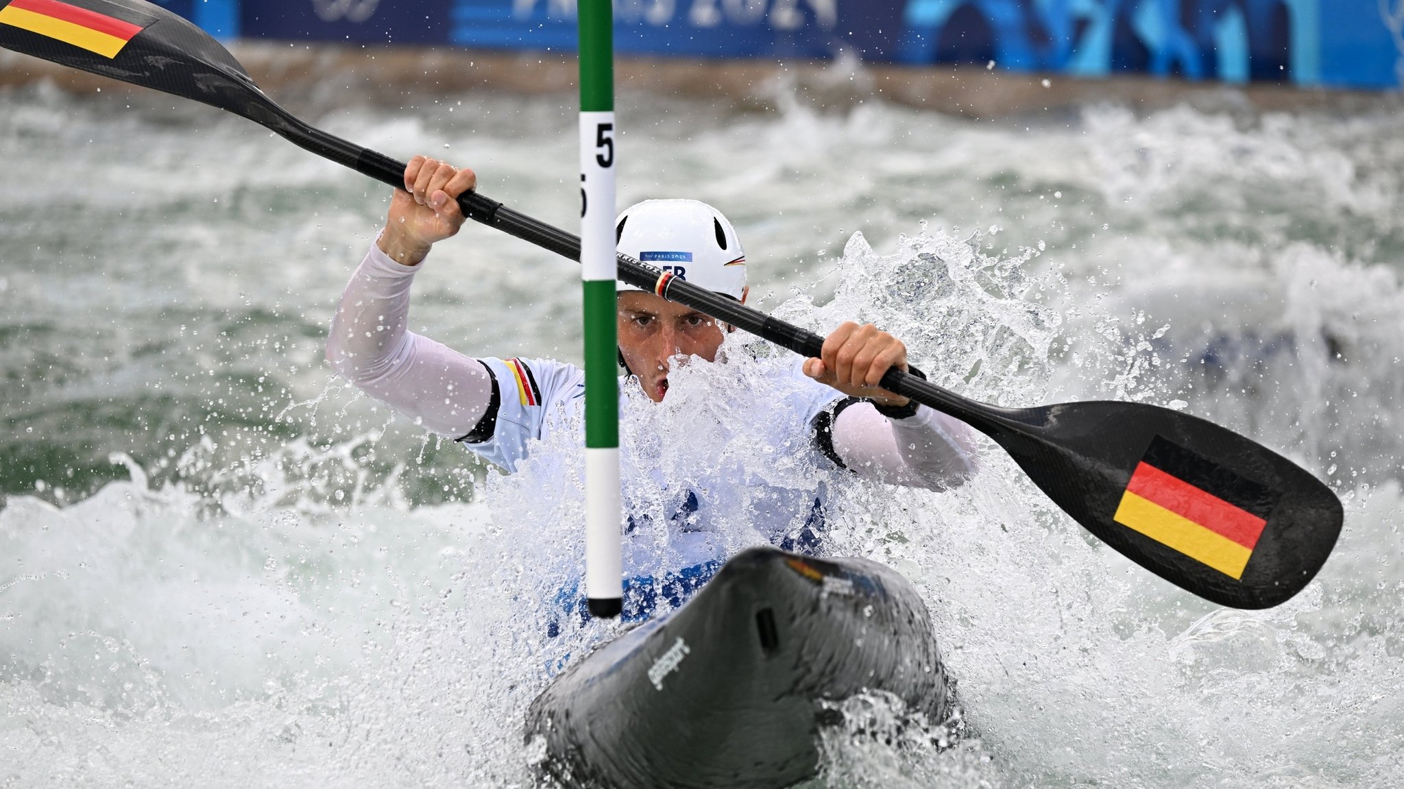 01.08.2024, Frankreich, Vaires-Sur-Marne: Olympia, Paris 2024, Kanu/Slalom, Kajak-Einer, Herren, Halbfinale, Noah Hegge aus Deutschland in Aktion. Foto: Sebastian Kahnert/dpa +++ dpa-Bildfunk +++