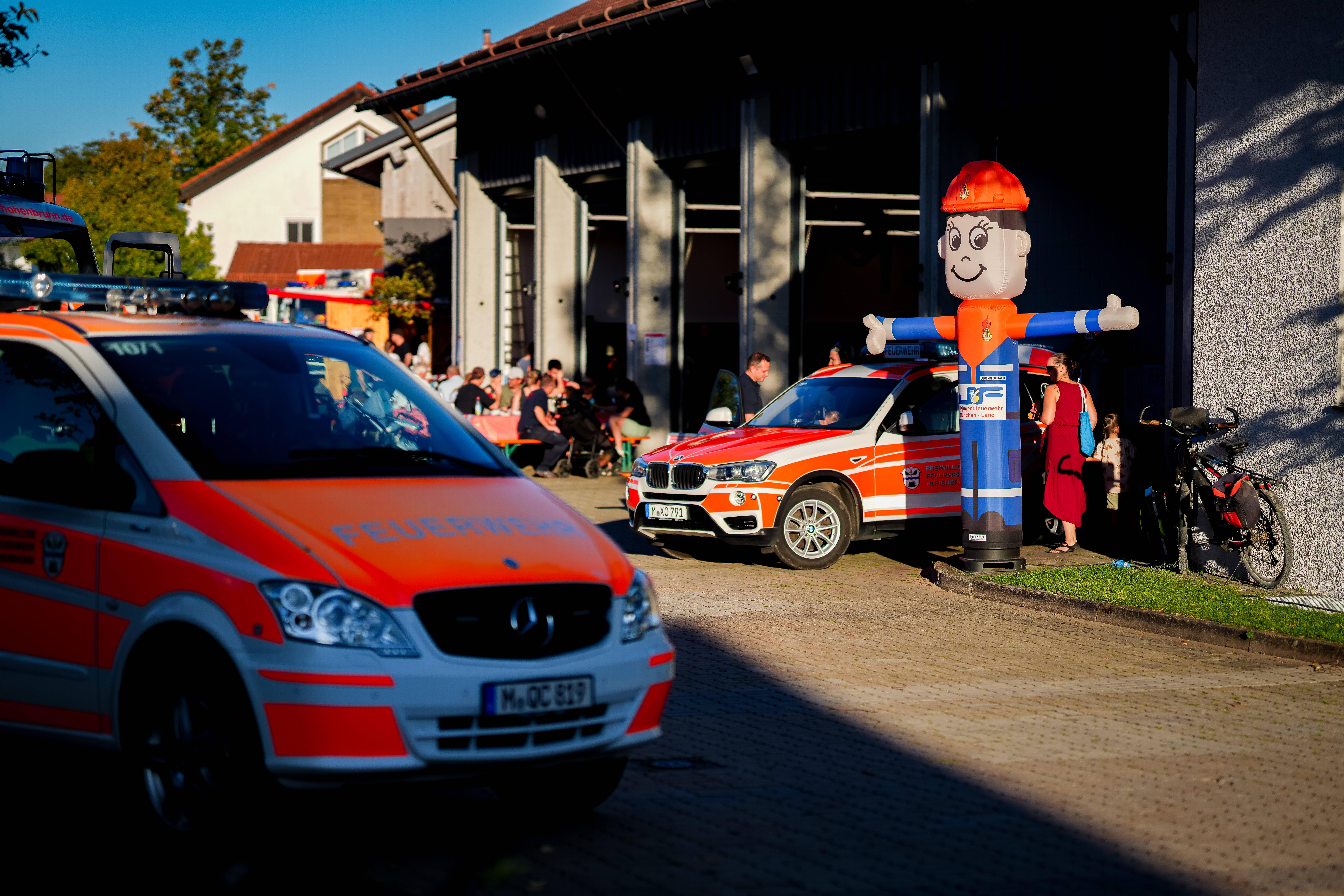 Am Tag der Feuerwehr zeigt die Freiwillige Feuerwehr Hohenbrunn bei einer Übung einer interessierten Öffentlichkeit ihr Können.