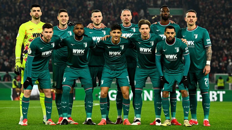 Gruppenbild der Mannschaft des FCA | Bild: Tom Weller/ dpa / dpa-Bildfunk Gruppenbild der Mannschaft des FCA