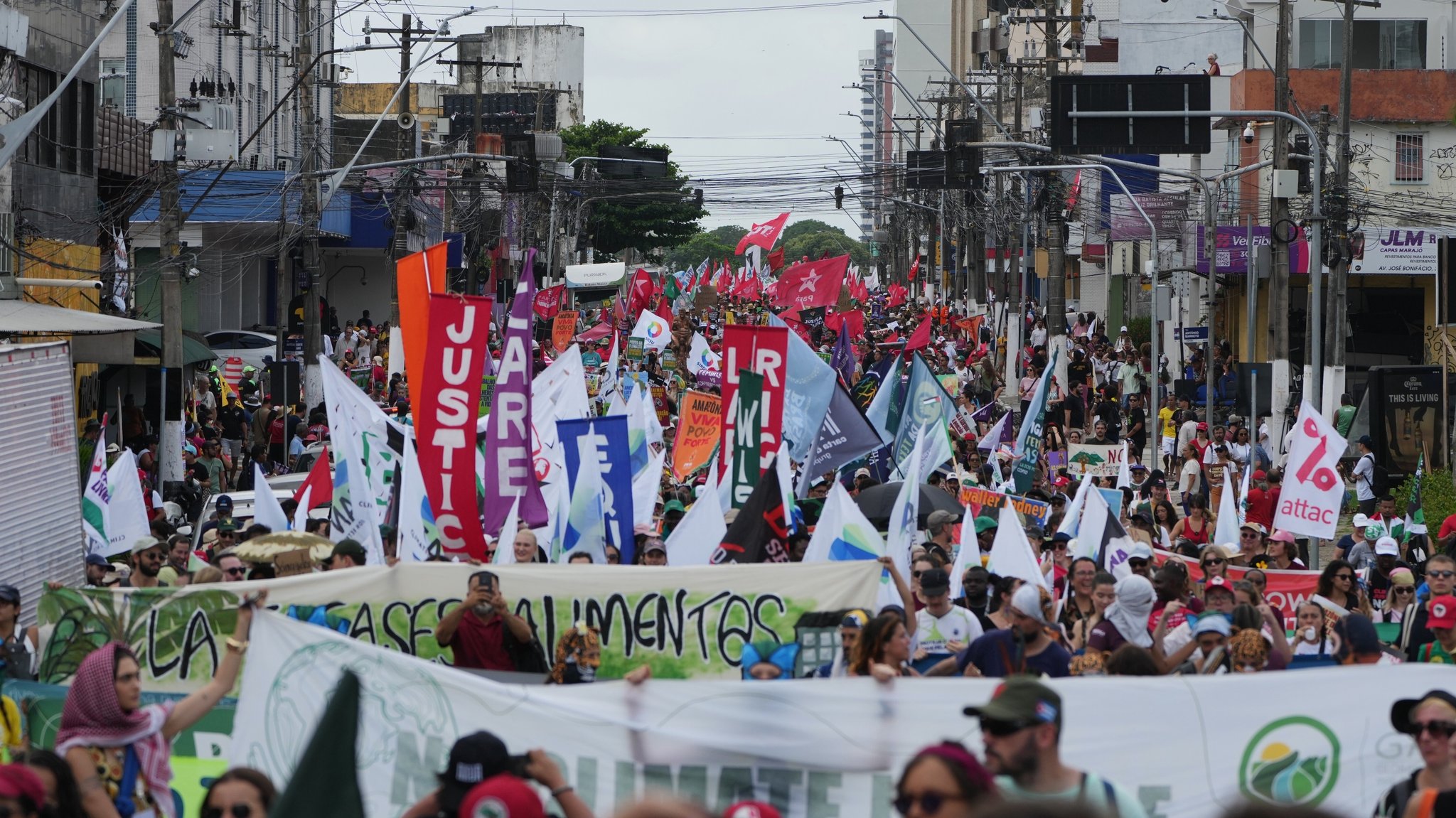 Klimakonferenz in Brasilien: Zehntausende gehen auf die Straße
