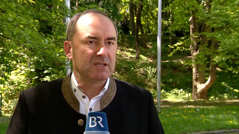 Bayerns Energieminister Hubert Aiwanger (Freie Wähler) fordert private Vorsorge gegen Stromausfälle. | Bild: BR Bayerns Energieminister Hubert Aiwanger (Freie Wähler) fordert private Vorsorge gegen Stromausfälle.